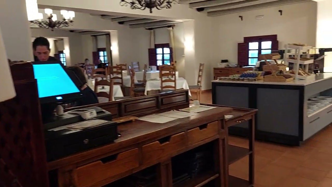 cómo son los desayunos en Paradores con vistas al mar en la costa española