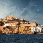Ibiza ofrece nuevas experiencias para quienes buscan descanso frente al mar - 779697 - Play Hotel Ibiza | Paradores.tv Ibiza ofrece nuevas experiencias para quienes buscan descanso frente al mar