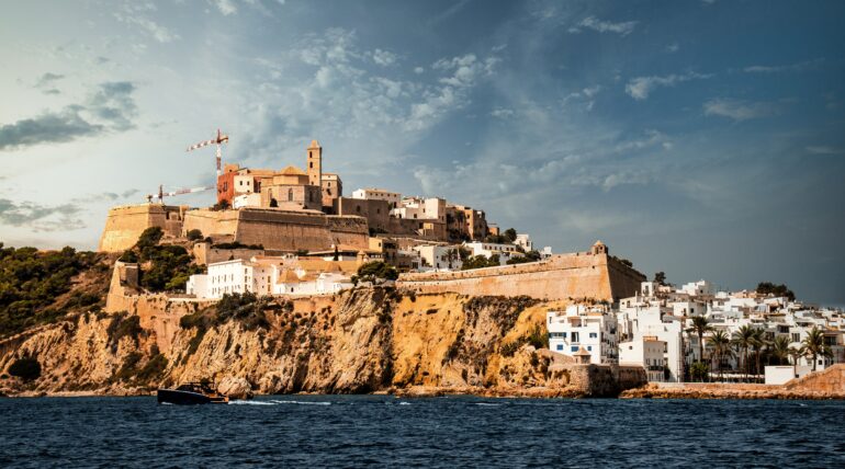 Ibiza ofrece nuevas experiencias para quienes buscan descanso frente al mar - 779697 - Play Hotel Ibiza | Paradores.tv Ibiza ofrece nuevas experiencias para quienes buscan descanso frente al mar