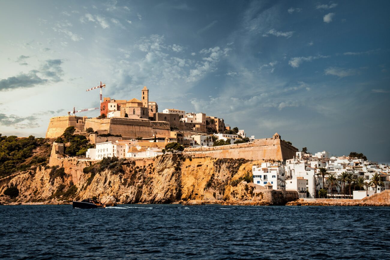 Ibiza ofrece nuevas experiencias para quienes buscan descanso frente al mar - 779697 - Play Hotel Ibiza | Paradores.tv Ibiza ofrece nuevas experiencias para quienes buscan descanso frente al mar